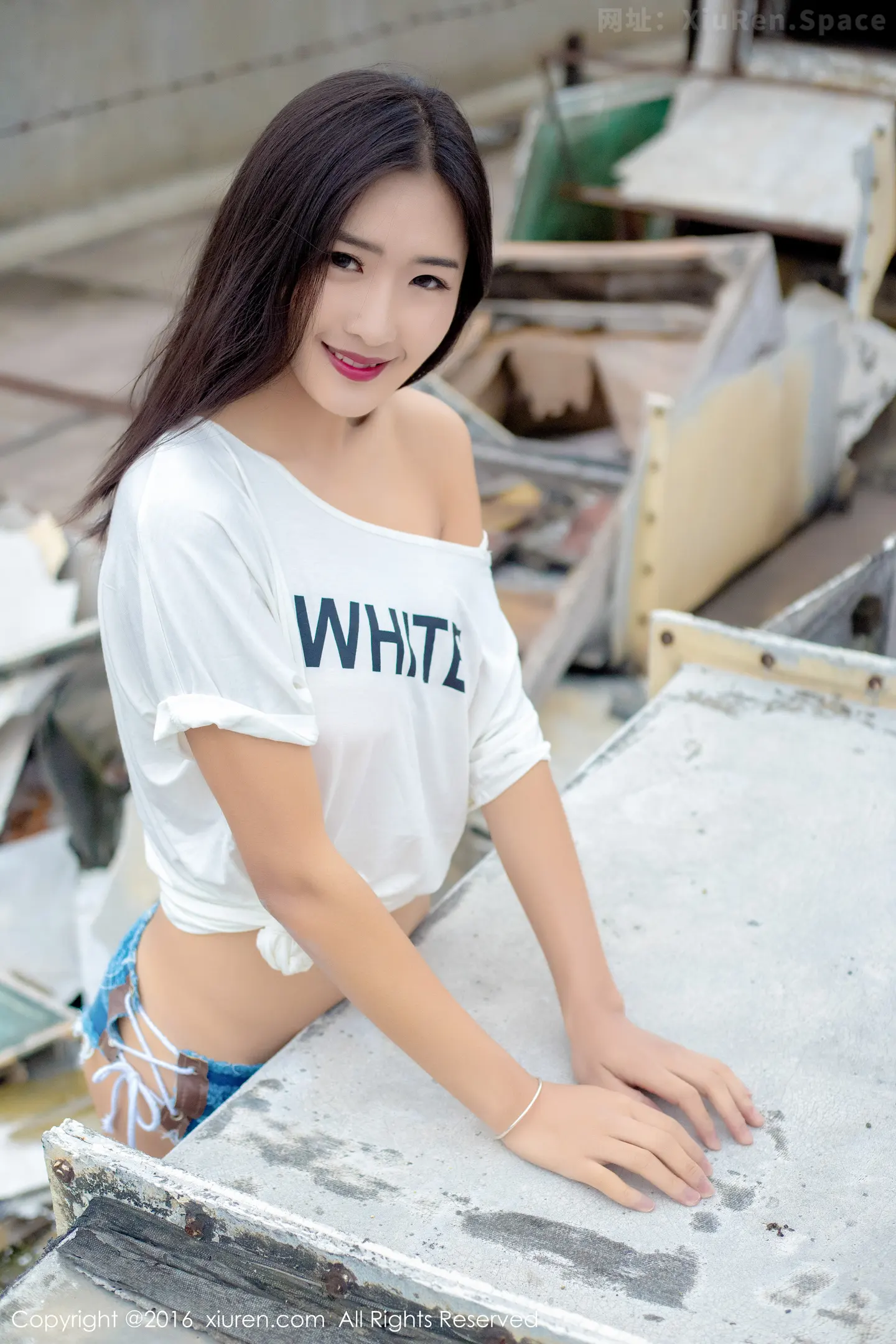 图片[2]-[XiuRen秀人网]VOL.624 嫩模周琰琳LIN室外露天天台性感内衣黑色蕾丝袜迷人美腿写真49P-秀人网官方网站